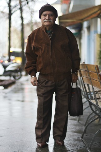 Come indossare e abbinare una giacca per un uomo di 60 anni in autunno 2024 in modo smart-casual: Potresti combinare una giacca con pantaloni eleganti a righe verticali marrone scuro per un look davvero alla moda. Perfeziona questo look con un paio di stivali chelsea in pelle marrone scuro. Questo, ovviamente, è l'outfit must have per questo autunno.
