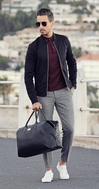 Look alla moda per uomo: Giubbotto bomber nero, Polo bordeaux, Pantaloni eleganti di lana grigi, Sneakers basse bianche