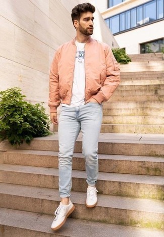 Come indossare e abbinare un giubbotto bomber rosa: Combina un giubbotto bomber rosa con jeans azzurri per un look trendy e alla mano. Sneakers basse di tela bianche sono una eccellente scelta per completare il look.