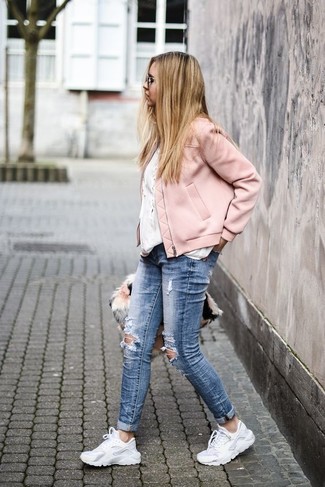 Come indossare e abbinare jeans strappati blu in primavera 2024: Potresti combinare un giubbotto bomber rosa con jeans strappati blu per una sensazione di semplicità e spensieratezza. Scegli uno stile casual per le calzature con un paio di scarpe sportive bianche. Un outfit eccellente per essere cool e perfettamente alla moda anche in questi mesi primaverili.