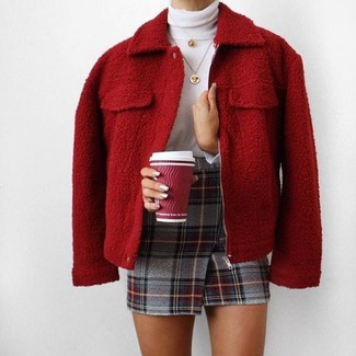 Come indossare e abbinare una giacca bordeaux: Potresti combinare una giacca bordeaux con una minigonna di lana scozzese grigia per un'atmosfera casual-cool.