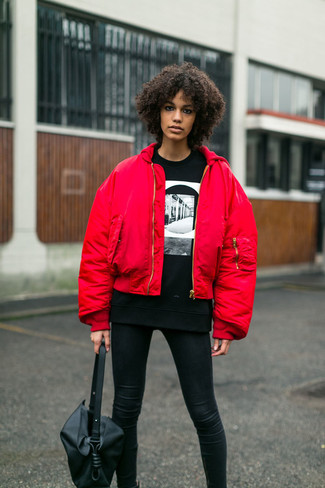 Come indossare e abbinare una giacca rossa in modo rilassato: Vestiti con una giacca rossa e leggings in pelle neri per un look trendy e alla mano.