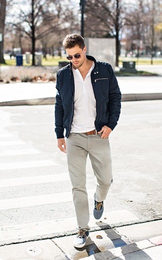 Quale serafino indossare con jeans grigio scuro: Punta su un serafino e jeans grigio scuro per un look spensierato e alla moda. Sfodera il gusto per le calzature di lusso e mettiti un paio di scarpe da ginnastica di tela grigie.