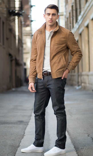 Come indossare e abbinare jeans neri con una giacca marrone: Abbina una giacca marrone con jeans neri per un look semplice, da indossare ogni giorno. Ispirati all'eleganza di Luca Argentero e completa il tuo look con un paio di sneakers basse di tela bianche.