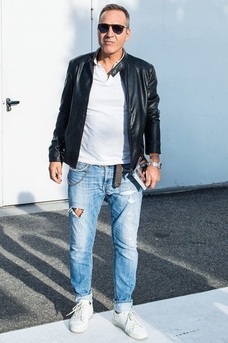 Quale jeans indossare con un serafino bianco per un uomo di 40 anni in primavera 2025: Prova a combinare un serafino bianco con jeans per un look perfetto per il weekend. Sneakers basse in pelle bianche sono una buona scelta per completare il look. Una eccellente idea per essere molto elegante e perfettamente alla moda anche in primavera.