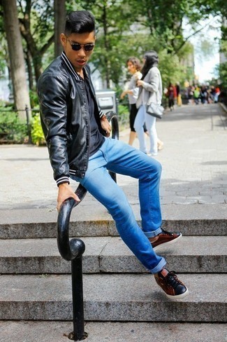 Quale jeans indossare con un serafino blu in modo casual: Mostra il tuo stile in un serafino blu con jeans per affrontare con facilità la tua giornata. Sneakers basse in pelle terracotta sono una validissima scelta per completare il look.
