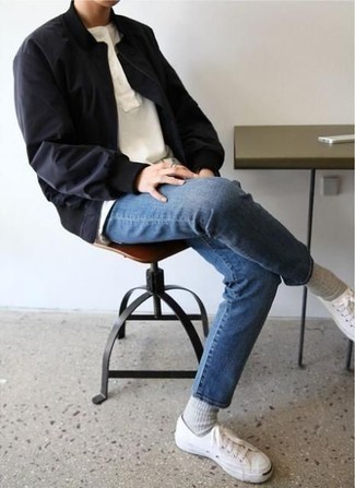 Come indossare e abbinare jeans con un serafino manica lunga per un uomo di 20 anni: Punta su un serafino manica lunga e jeans per un fantastico look da sfoggiare nel weekend. Sneakers basse di tela bianche sono una buona scelta per completare il look.