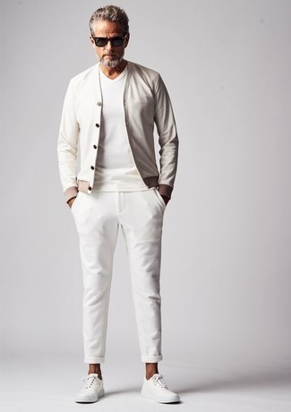 Moda uomo anni 40: Indossa una t-shirt con scollo a v bianca per un outfit rilassato ma alla moda.