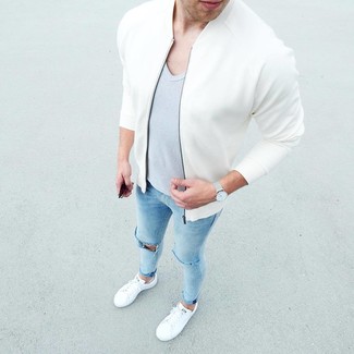 Quale jeans aderenti indossare con sneakers basse bianche e blu quando fa caldo: Abbina un giubbotto bomber bianco con jeans aderenti per un'atmosfera casual-cool. Sneakers basse bianche e blu sono una splendida scelta per completare il look.