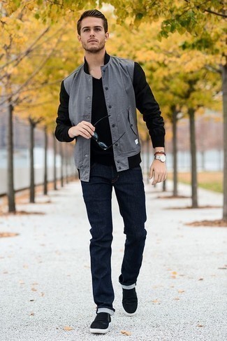 Quale jeans indossare con un giubbotto bomber grigio per un uomo di 20 anni quando fa caldo in modo casual: Vestiti con un giubbotto bomber grigio e jeans per un outfit comodo ma studiato con cura. Sneakers senza lacci di tela nere sono una eccellente scelta per completare il look.
