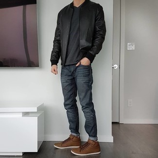 Quale jeans indossare con sneakers basse marrone scuro in modo casual: Abbina un giubbotto bomber in pelle nero con jeans per un fantastico look da sfoggiare nel weekend. Sneakers basse marrone scuro sono una splendida scelta per completare il look.