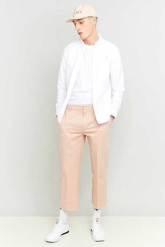 Come indossare e abbinare chino rosa: Per un outfit quotidiano pieno di carattere e personalità, prova a combinare un giubbotto bomber bianco con chino rosa. Se non vuoi essere troppo formale, scegli un paio di scarpe sportive bianche come calzature.