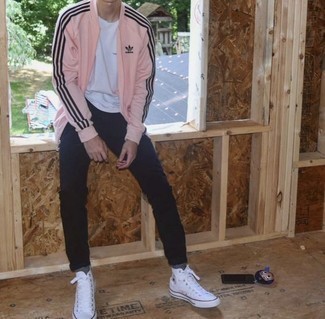 Look alla moda per uomo: Giubbotto bomber rosa, T-shirt girocollo bianca, Chino neri, Sneakers alte di tela bianche