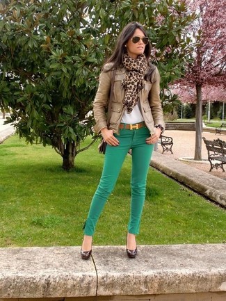 Come indossare e abbinare jeans verdi quando fa caldo in modo smart-casual: Combina un giubbotto bomber in pelle marrone con jeans verdi per un look spensierato e alla moda. Décolleté in pelle marrone scuro sono una gradevolissima scelta per completare il look.