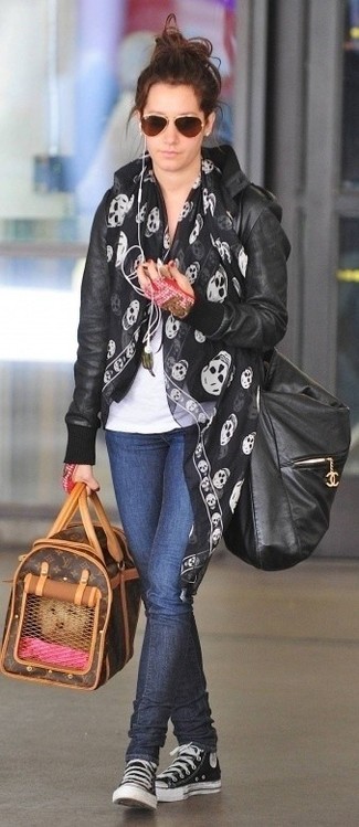 Look di Sandra Bullock: Giubbotto bomber in pelle nero, T-shirt girocollo bianca, Jeans aderenti blu scuro, Sneakers alte di tela nere e bianche