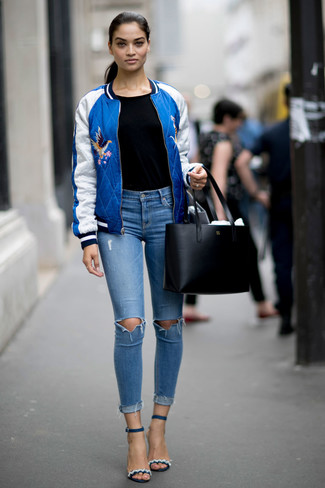 Quale giubbotto bomber indossare con jeans aderenti azzurri per una donna di 20 anni: Opta per un giubbotto bomber e jeans aderenti azzurri per un look spensierato e alla moda. Sandali con tacco in pelle blu scuro sono una splendida scelta per completare il look.