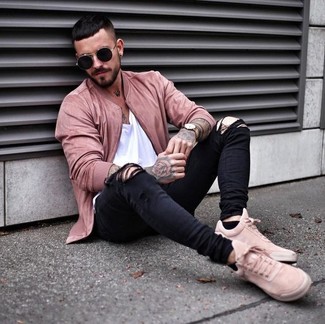 Come indossare e abbinare sneakers basse fucsia: Prova a combinare un giubbotto bomber rosa con jeans aderenti strappati neri per un outfit rilassato ma alla moda. Mettiti un paio di sneakers basse fucsia per un tocco virile.