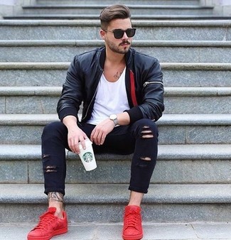 Come indossare e abbinare jeans aderenti neri per un uomo di 30 anni in modo rilassato: Abbina un giubbotto bomber in pelle nero con jeans aderenti neri per un outfit rilassato ma alla moda. Sneakers basse rosse sono una validissima scelta per completare il look.