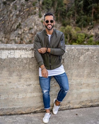 Come indossare e abbinare una t-shirt girocollo con jeans aderenti per un uomo di 30 anni: Combina una t-shirt girocollo con jeans aderenti per un look perfetto per il weekend. Sfodera il gusto per le calzature di lusso e mettiti un paio di sneakers basse bianche.