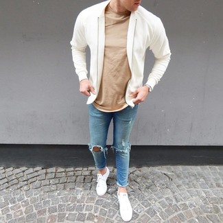 Come indossare e abbinare sneakers basse bianche con jeans azzurri: Indossa un giubbotto bomber bianco e jeans azzurri per una sensazione di semplicità e spensieratezza. Sneakers basse bianche sono una interessante scelta per completare il look.