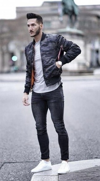Quale sneakers basse indossare con jeans grigi per un uomo di 20 anni: Se desideri un look adatto per una gionata di relax, non cercare oltre: scegli questa combinazione di un giubbotto bomber mimetico blu scuro e jeans grigi. Sneakers basse sono una interessante scelta per completare il look.