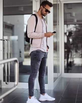 Come indossare e abbinare jeans grigio scuro quando fa caldo in modo rilassato: Scegli un outfit composto da un giubbotto bomber rosa e jeans grigio scuro per un look trendy e alla mano. Indossa un paio di scarpe sportive bianche per avere un aspetto più rilassato.
