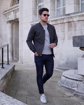 Quale jeans indossare con un giubbotto bomber grigio in modo casual: Indossa un giubbotto bomber grigio e jeans per un look comfy-casual. Sneakers basse di tela bianche sono una splendida scelta per completare il look.