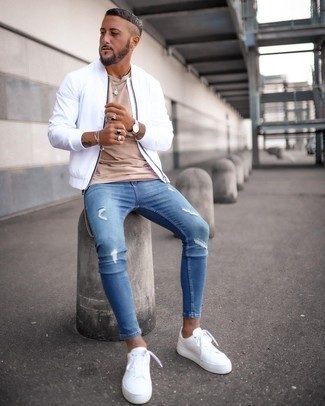 Come indossare e abbinare jeans aderenti strappati blu: Potresti indossare un giubbotto bomber bianco e jeans aderenti strappati blu per una sensazione di semplicità e spensieratezza. Sfodera il gusto per le calzature di lusso e mettiti un paio di sneakers basse di tela bianche.