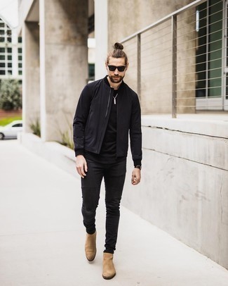 Come indossare e abbinare jeans neri con scarpe marrone chiaro: Combina un giubbotto bomber nero con jeans neri per un look spensierato e alla moda. Impreziosisci il tuo outfit con un paio di stivali chelsea in pelle scamosciata marrone chiaro.