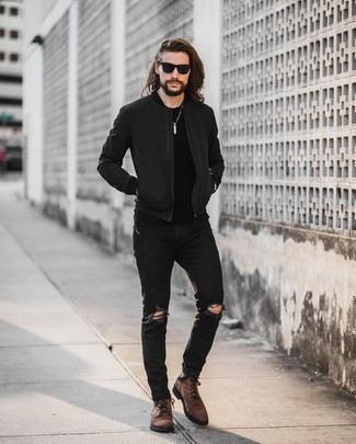 Quale stivali casual indossare con jeans neri per un uomo di 30 anni: Per un outfit della massima comodità, punta su un giubbotto bomber nero e jeans neri. Calza un paio di stivali casual per dare un tocco classico al completo.