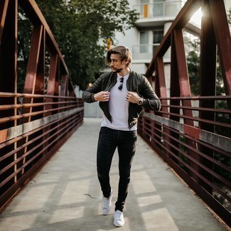 Come indossare e abbinare una giacca in pelle nera con jeans neri per un uomo di 30 anni: Potresti abbinare una giacca in pelle nera con jeans neri per un look trendy e alla mano. Sneakers basse di tela bianche sono una valida scelta per completare il look.