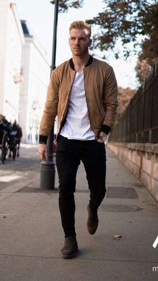 Come indossare e abbinare jeans aderenti neri: Scegli un outfit composto da un giubbotto bomber marrone chiaro e jeans aderenti neri per un look semplice, da indossare ogni giorno. Completa il tuo abbigliamento con un paio di stivali chelsea in pelle scamosciata marrone scuro.