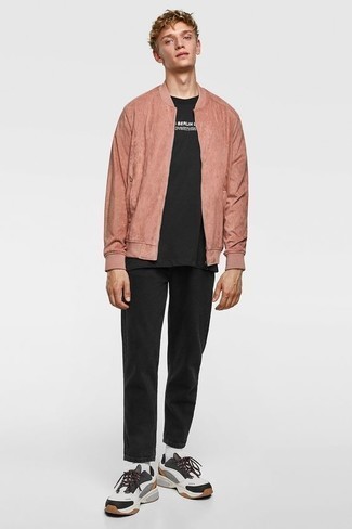 Look alla moda per uomo: Giubbotto bomber rosa, T-shirt girocollo stampata nera e bianca, Jeans neri, Scarpe sportive bianche e nere