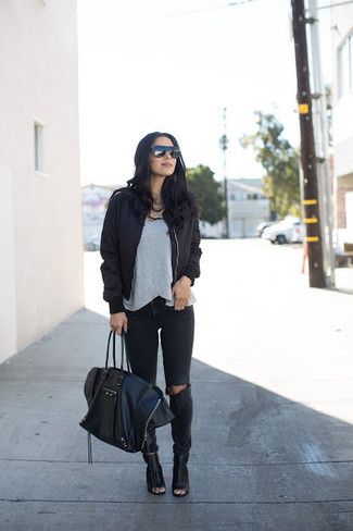 Come indossare e abbinare jeans neri con stivaletti in pelle neri: Potresti indossare un giubbotto bomber nero e jeans neri per essere casual. Perfeziona questo look con un paio di stivaletti in pelle neri.
