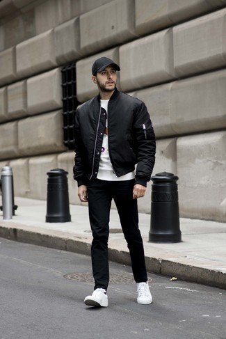 Quale jeans indossare con sneakers basse bianche per un uomo di 20 anni: Mostra il tuo stile in un giubbotto bomber nero con jeans per un outfit comodo ma studiato con cura. Sneakers basse bianche sono una validissima scelta per completare il look.