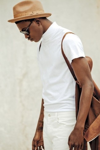 Quale t-shirt girocollo indossare con jeans bianchi in modo casual: Coniuga una t-shirt girocollo con jeans bianchi per vestirti casual.