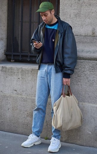 Quale giubbotto bomber indossare con jeans azzurri per un uomo di 30 anni: Prova a combinare un giubbotto bomber con jeans azzurri per un look trendy e alla mano. Opta per un paio di scarpe sportive bianche per avere un aspetto più rilassato.
