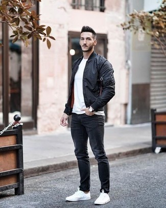 Look alla moda per uomo: Giubbotto bomber nero, T-shirt girocollo bianca, Jeans grigio scuro, Sneakers basse di tela bianche