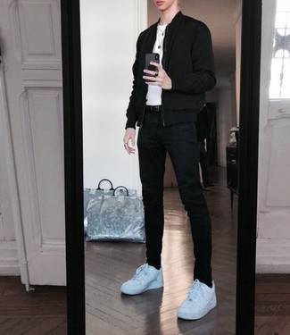 Come indossare e abbinare jeans neri con sneakers basse in pelle bianche e blu scuro per un uomo di 17 anni: Indossa un giubbotto bomber nero e jeans neri per un look raffinato per il tempo libero. Sneakers basse in pelle bianche e blu scuro sono una eccellente scelta per completare il look.