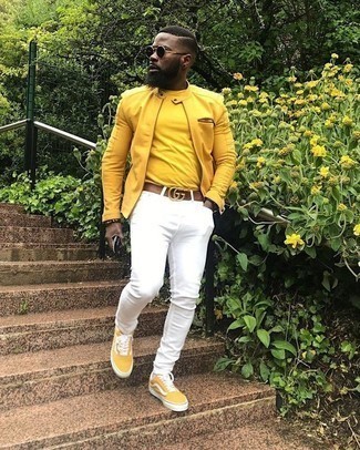 Come indossare e abbinare sneakers basse gialle per un uomo di 30 anni: Scegli un outfit composto da un giubbotto bomber senape e jeans bianchi per un look trendy e alla mano. Sneakers basse gialle sono una validissima scelta per completare il look.