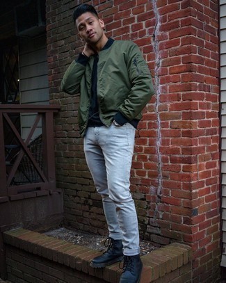 Come indossare e abbinare jeans grigi in modo casual: Scegli un giubbotto bomber verde oliva e jeans grigi per un look spensierato e alla moda. Stivali casual in pelle neri impreziosiranno all'istante anche il look più trasandato.