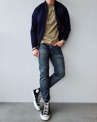 Look alla moda per uomo: Giubbotto bomber blu scuro, T-shirt girocollo marrone chiaro, Jeans blu scuro, Sneakers alte di tela nere e bianche