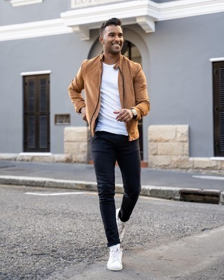 Come indossare e abbinare scarpe bianche con una giacca marrone: Mostra il tuo stile in una giacca marrone con jeans neri per un look trendy e alla mano. Sneakers basse di tela bianche sono una buona scelta per completare il look.