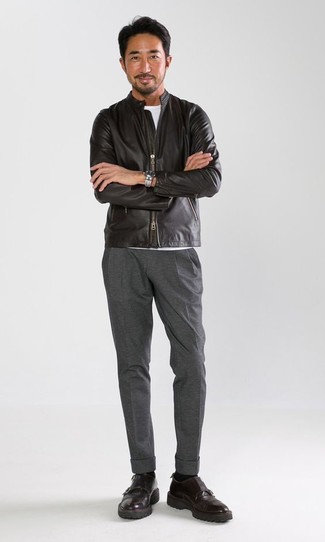 Come indossare e abbinare un giubbotto bomber nero in modo smart-casual: Metti un giubbotto bomber nero e pantaloni eleganti grigi come un vero gentiluomo. Scarpe double monk in pelle nere sono una splendida scelta per completare il look.