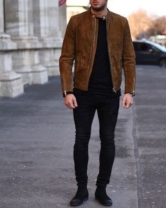 Quale jeans aderenti indossare con un giubbotto bomber marrone scuro per un uomo di 20 anni in autunno 2024: Potresti indossare un giubbotto bomber marrone scuro e jeans aderenti per una sensazione di semplicità e spensieratezza. Opta per un paio di stivali chelsea in pelle scamosciata neri per un tocco virile. Ecco una eccellente idea per creare uno splendido look autunnale.