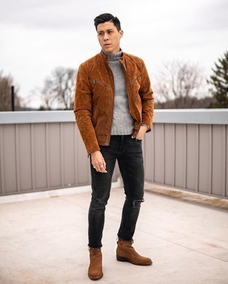 Quale jeans indossare con un dolcevita grigio per un uomo di 20 anni: Mostra il tuo stile in un dolcevita grigio con jeans per un look perfetto per il weekend. Scegli uno stile classico per le calzature e prova con un paio di stivali chelsea in pelle scamosciata marroni.