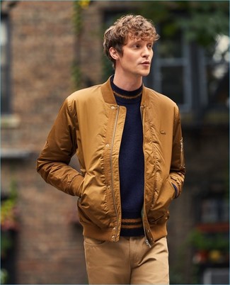Come indossare e abbinare una giacca marrone per un uomo di 20 anni in modo smart-casual: Opta per una giacca marrone e chino marrone chiaro per un look semplice, da indossare ogni giorno.