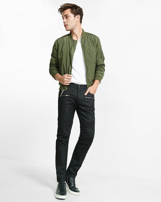 Quale jeans indossare con un giubbotto bomber verde scuro: Scegli un outfit composto da un giubbotto bomber verde scuro e jeans per affrontare con facilità la tua giornata. Sneakers basse in pelle nere sono una eccellente scelta per completare il look.