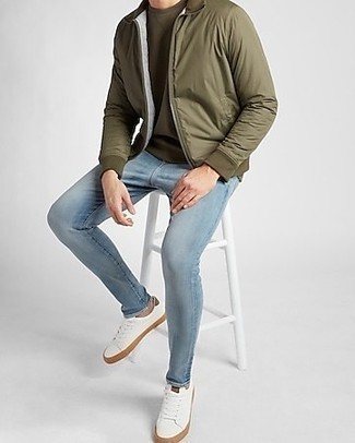 Quale jeans indossare con una t-shirt girocollo verde scuro: Indossa una t-shirt girocollo verde scuro con jeans per un look comfy-casual. Sneakers basse in pelle bianche sono una interessante scelta per completare il look.