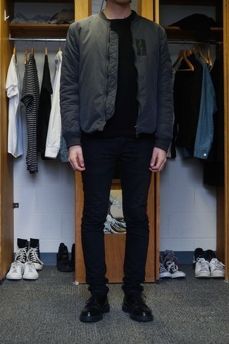 Quale giubbotto bomber indossare con jeans neri in modo smart-casual: Potresti abbinare un giubbotto bomber con jeans neri per un look spensierato e alla moda. Scegli uno stile classico per le calzature e prova con un paio di scarpe derby in pelle nere.